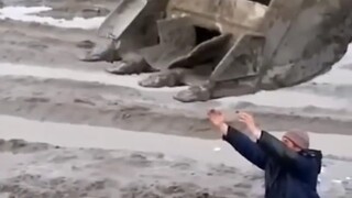 Ekskavator menggalinya.