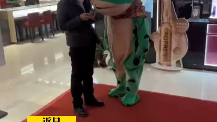 มีกบตัวหนึ่งทำกระถางต้นไม้ในห้างแตก แล้วกบตัวหนึ่งก็วิ่งมาดูความวุ่นวาย ส่วนอีกสองตัวตกใจจนหนีไปไกลไ