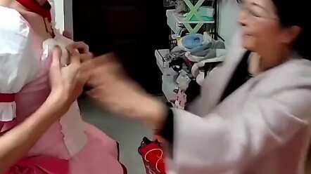 Bu, dengar aku! Yang berdiri di depanmu sekarang benar-benar bukan aku!!” Kocak”