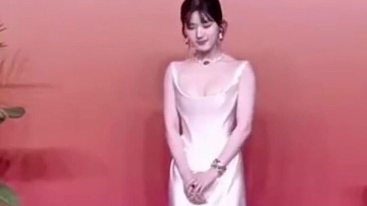 Zhao Lusi~~~~ Tunggu, bukannya dulu Lu Si gak sebesar ini? Kok bisa jadi segini? Luar biasa~~~~~