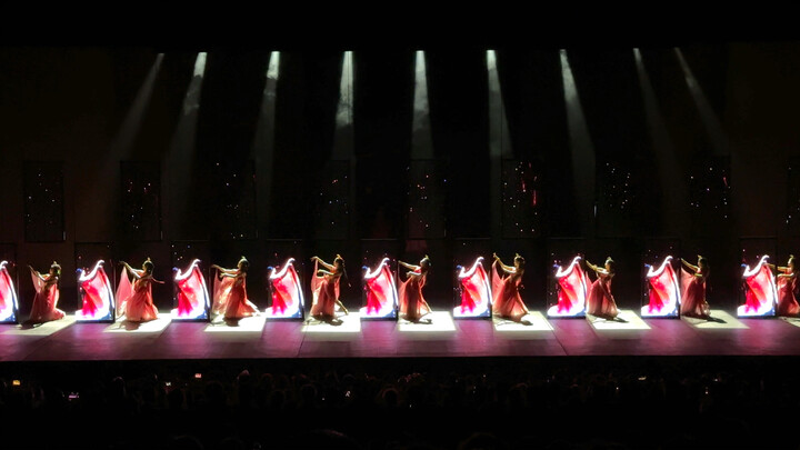 ผู้ออกแบบฉากเวทีระบำชุดนี้ช่างเป็นอัจฉริยะจริงๆ ใต้เวทีเสียงเชียร์ดังสนั่น โชว์แห่งชาติหลางหย่าชวนตะ