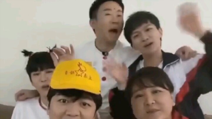 【Zhou Shen/Gia đình Du Xuân】“Chúng tôi giả hát mà không nói cho Zhou Shen biết_(:* ｣∠)_” Cái ánh mắt