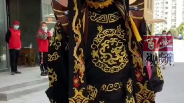 شاب من مواليد عام 2000 استخدم قناع وجهه كقناع وغير وجهه بعد اختبار الحمض النووي: بالمناسبة، دع داباي