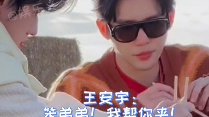 Song Yaxuan looks adorable and warm, with his little mouth chattering nonstop. His hands are a bit c