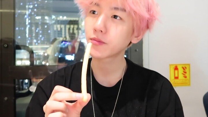 Byun Baekhyun’s Vlog 191013: Eating Show + Dubai Fountain Show Reel