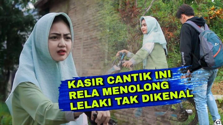KASIR CANTIK INI RELA MEMBERIKAN TUMPANGAN NYA KEPADA LELAKI TAK DIKENAL