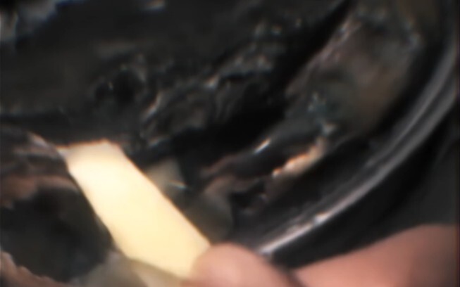 “Aku lagi nunggu CD, kamu lagi nunggu apa?”