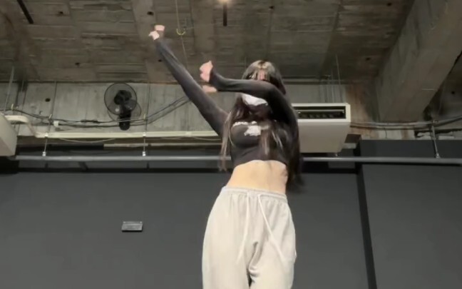 【Nanami Nishimura】Konon-chan danced to NewJeans’ “Super Shy” — her figure is absolutely amazing!
