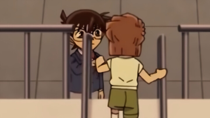 Seeing Ai come up, Conan immediately took the initiative to reach out and hold her hand.