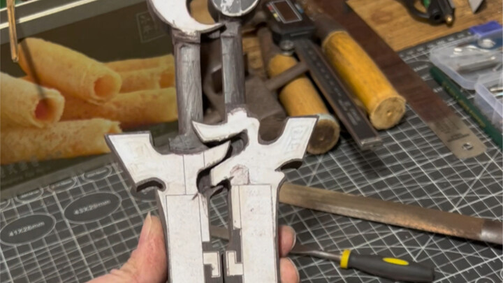 มีดกับดาบกำลังเร่งทำให้เสร็จ พรุ่งนี้จะทำตัวมีดทั้งหมด ทำเป็นรูปหยินหยางทั้งหมด ไม่ทำตะขอแล้ว มิฉะนั