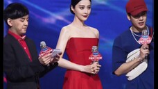 不提一句的话,你会注意到旁边的是王嘉尔吗
