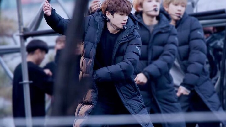 161231 มินิคอนเสิร์ตเพลงยอดนิยม MBC FIRE+Sweat and Tears ซ้อมเต็ม จีมินถ่ายสด เวอร์ชันใส่เสื้อขนเป็ด