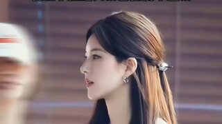 اتضح أنّه يمكن ربط الشعر المنسدل على الكتفين بهذه الطريقة، أنيق وجذاب جدًا!