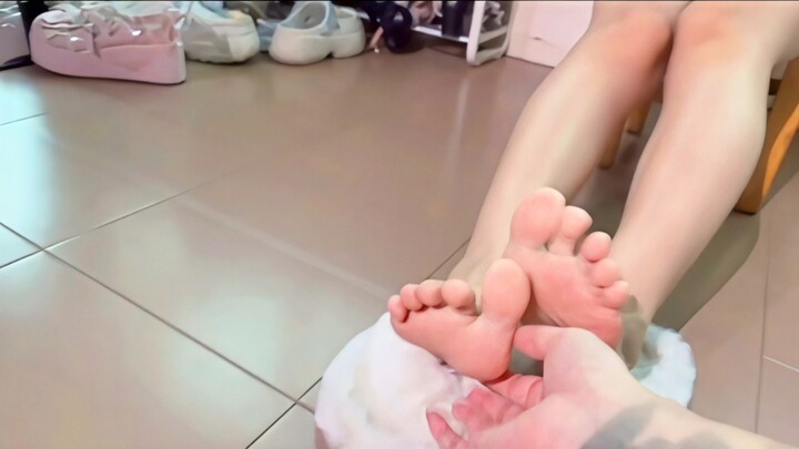 Bạn thân gãi ngứa, chân ngứa quá! Phát ra tiếng kêu giòn tan!