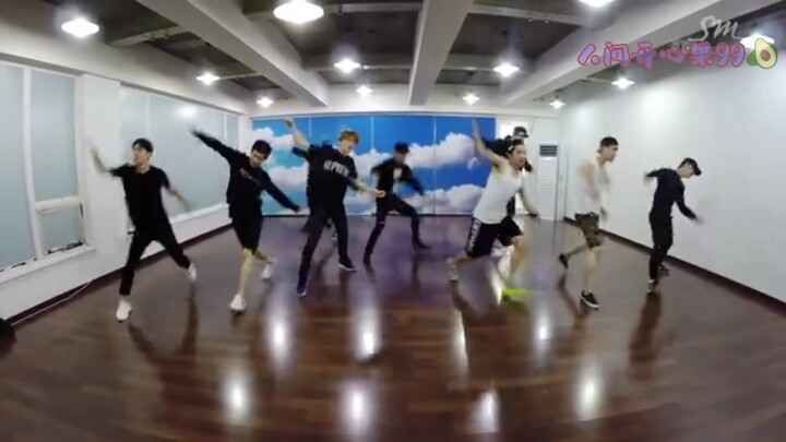 #exo I really like the practice room version of "love me right" which is relaxed and carefree. When 