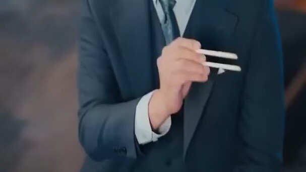 Chủ tịch theo đuổi chú bảo vệ