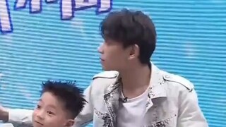 At this moment, he broke the gender stereotype and protected the little boy warmly!!