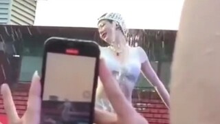 Penampilan murah hati HyunA di atas panggung selama Festival Percikan Air Thailand...