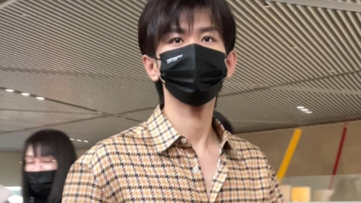 【تشنغ يي】وجهه وجسده غير متناسقين على الإطلاق