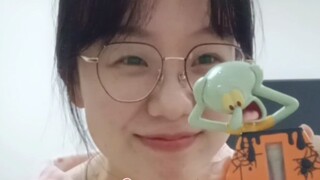 Vlog sepulang kerja dari wanita dari bank cabang kota yang membuka kotak SpongeBob SquarePants dan t