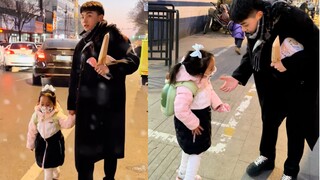 有这样暖的哥哥，我看哪个小男生能随随便便把妹妹忽悠走～