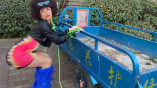 贵州三个孩子的拖拉机山歌天后 冬天里一把火 差个司机  ！