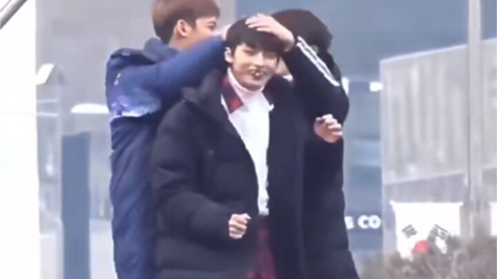 Archaeology | Junni got hit in the head and only rubbed it after the performance ended