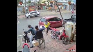 Anh bạn à, hình như anh đánh rơi thứ gì đó =((