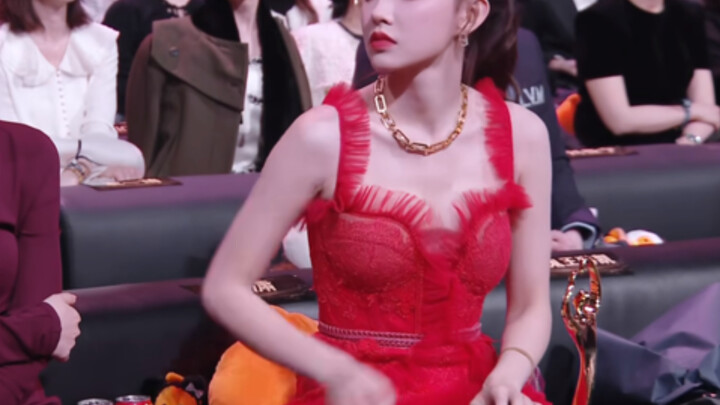 Oh my god, what an awe-inspiring close-up! This female celebrity’s on-stage beauty is officially the