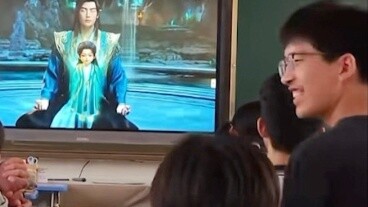 يشعر الفيتناميون بحسد شديد من الطلاب الصينيين الذين يشاهدون هان لي وهو يشكل طفلًا في الفصل الدراسي