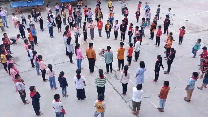 Changning, Baoshan: Elementary school students sing and dance during recess! Lijiang Naxi Trilogy!