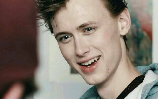 【SKAM】Norwegian flirt god e-god episodes 1-10: That one “hello” had me falling for you.