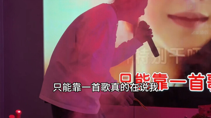 واحد يركّز على الغناء، وآخر يركّز على الأكل