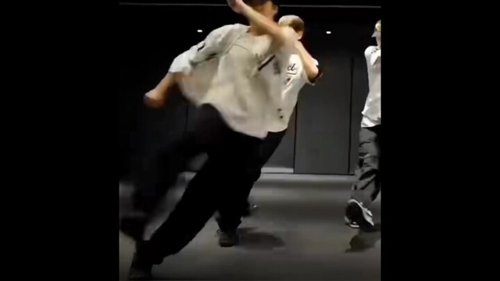 Anh cả Xiumin của EXO với kỹ năng di chuyển đỉnh cao của tôi