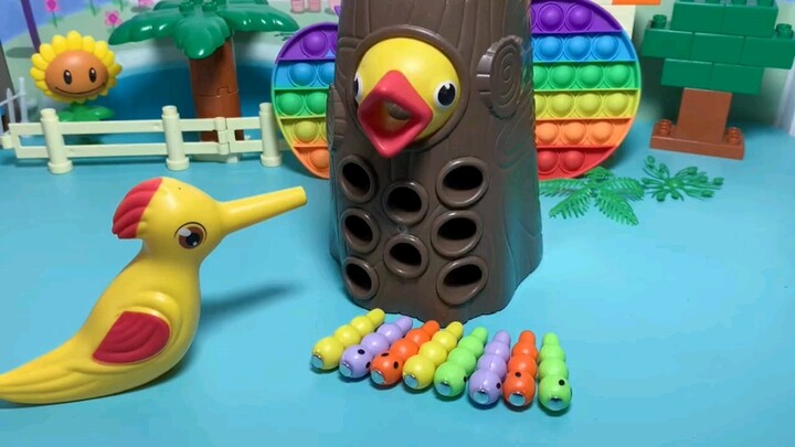 Hoạt hình đồ chơi: Chim ăn đồ ăn vặt