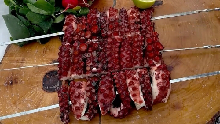 Gurita bakar ala Tibet + steak sapi rebus kentang + ayam panggang tungku arang; bagi mereka yang pen