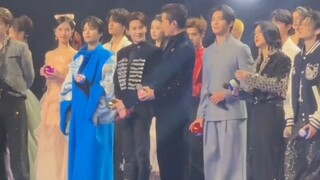 ครูตันที่ถูกผลักไปตำแหน่ง C ดูน่ารักอย่างอธิบายไม่ถูก และยังอยากยืนอยู่ข้างหลัง เขาถ่อมตัวมาก