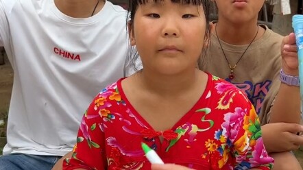 คุณพ่อกับน้องสองต่างมีไอศกรีมกิน แต่น้องสามกลับไม่มี! คุณแม่เลยวาดรูปแท่งไอติมหลากสีให้น้องสามแทน!