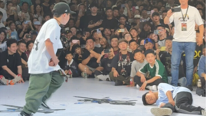 A foreign kid participated in a street dance competition. His dancing skills were superb and his dif