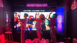 رقص ثلاثة من معجبي جولين تساي النسخة الكاملة من أغنية DIY في KTV