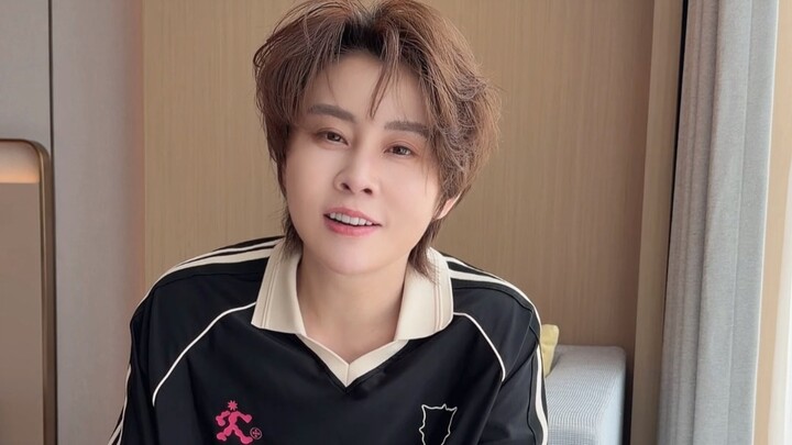 Chị Liu, em chỉ muốn nói hai điều: Thứ nhất, lịch thi đấu mới chỉ đi được nửa chặng đường, sau này c