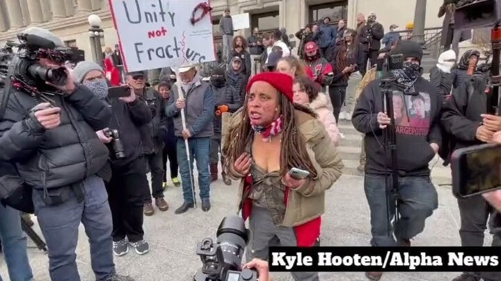 After the self-defense hero with a gun (Kyle Rittenhouse) was acquitted, the leftists outside the co