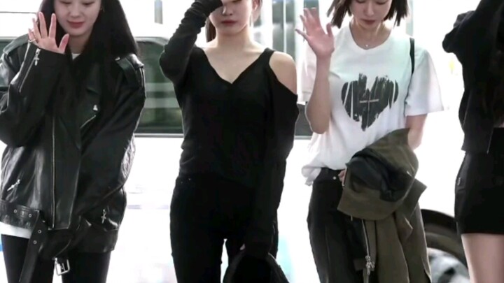 ในที่สุดเธอก็ค่อยๆ เปิดเผยรอยแผลเป็นของเธอ แต่ผู้คนกลับต้องการจะฉีกรอยแผลเป็นเหล่านั้นและขอให้คุณกรี