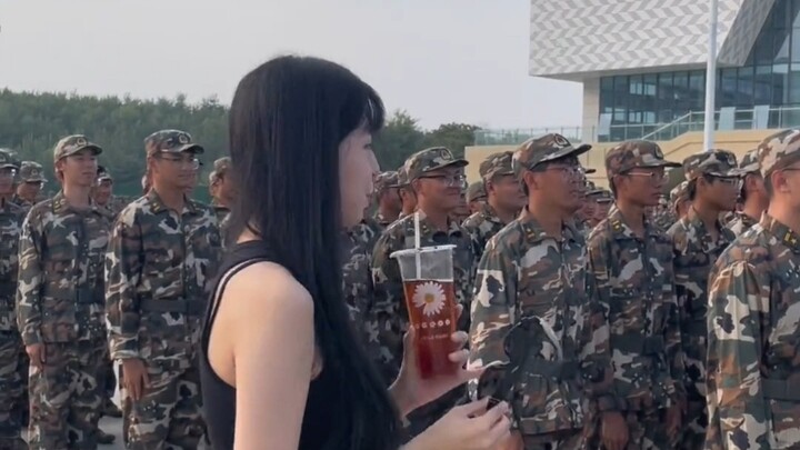 军训搞笑名场面，大神年年有，军训特别多