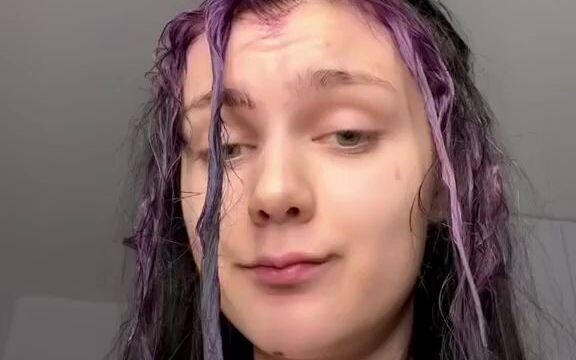 Cara yang bagus untuk mewarnai rambut Anda dengan indah di rumah! Setelah belajar, Anda tidak perlu 