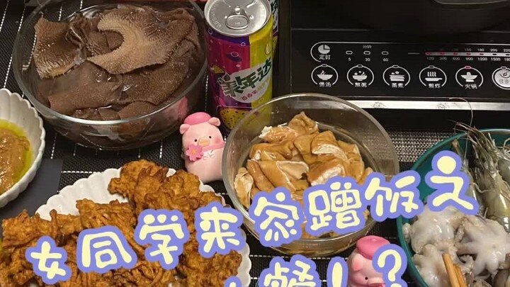 We finally have a female classmate, and she even helps with the dishes and cooking—how lucky can you