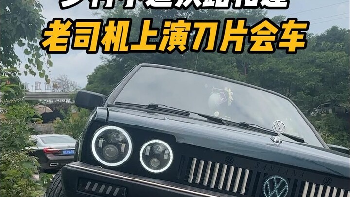 Trên con đường làng hẹp, hai xe đối đầu, tài xế kỳ cựu trổ tài kỹ thuật.