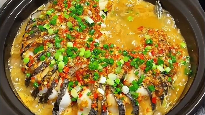 Saat Imlek jangan selalu bikin ikan braised merah aja! Coba deh masakan ikan grass carp dalam panci 