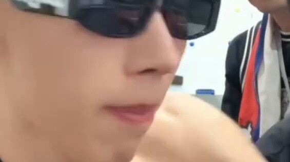 แว่นกันแดด หัวล้านใหญ่ เสื้อกั๊กดัดแปลงเป็นสายคาดเอว มีอะไรอีกที่คุณไม่กล้าโชว์?