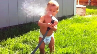 SUMMER BABIES FUNNY FAILS จะทำให้คุณหัวเราะ 99% - เด็กและเด็กทารกล้มเหลว